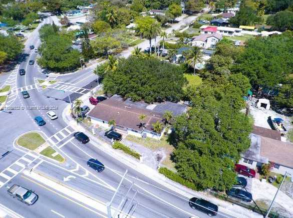 photo 2: 195 NW 135th St, Miami FL 33168