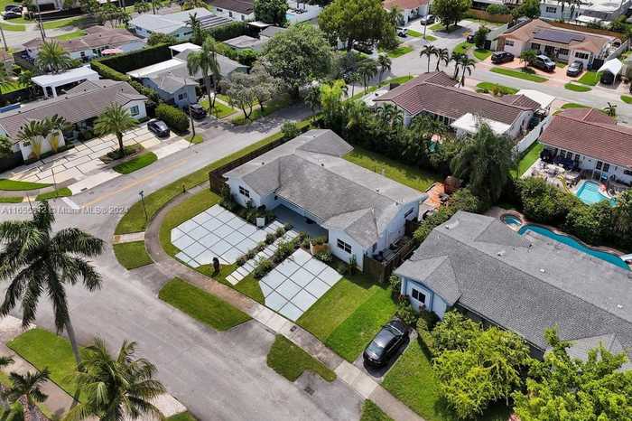 photo 2: 1930 NE 211th St, Miami FL 33179