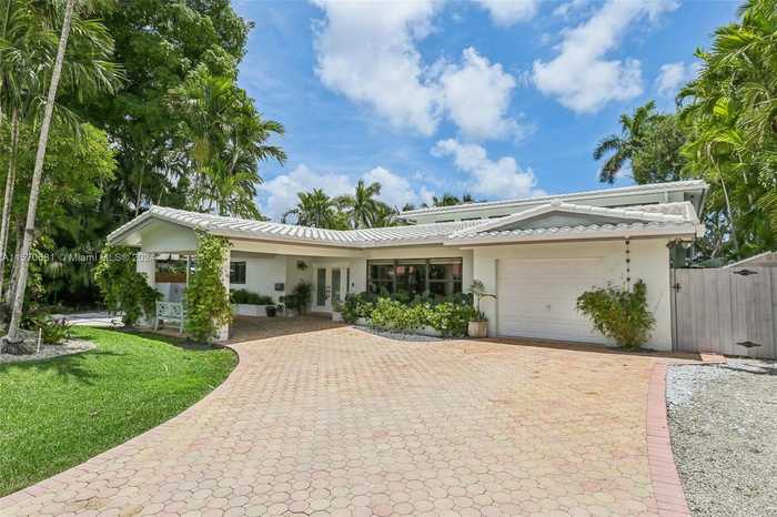 photo 1: 6420 SW 50th St, Miami FL 33155