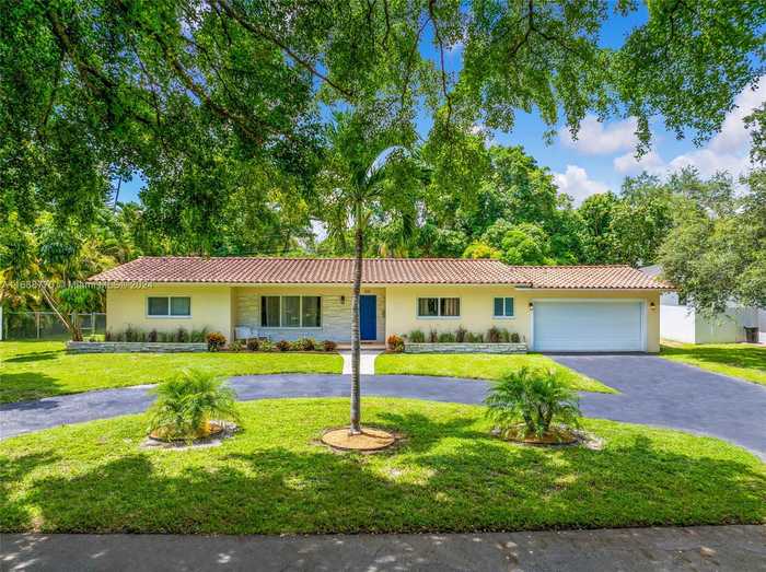 photo 2: 160 NW 92nd St, Miami Shores FL 33150