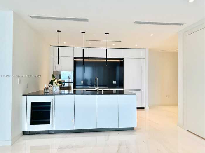 photo 2: 300 Biscayne Blvd Way Unit 1103, Miami FL 33131