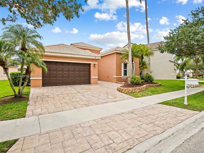 photo 2: 1213 Falls Blvd, Weston FL 33327