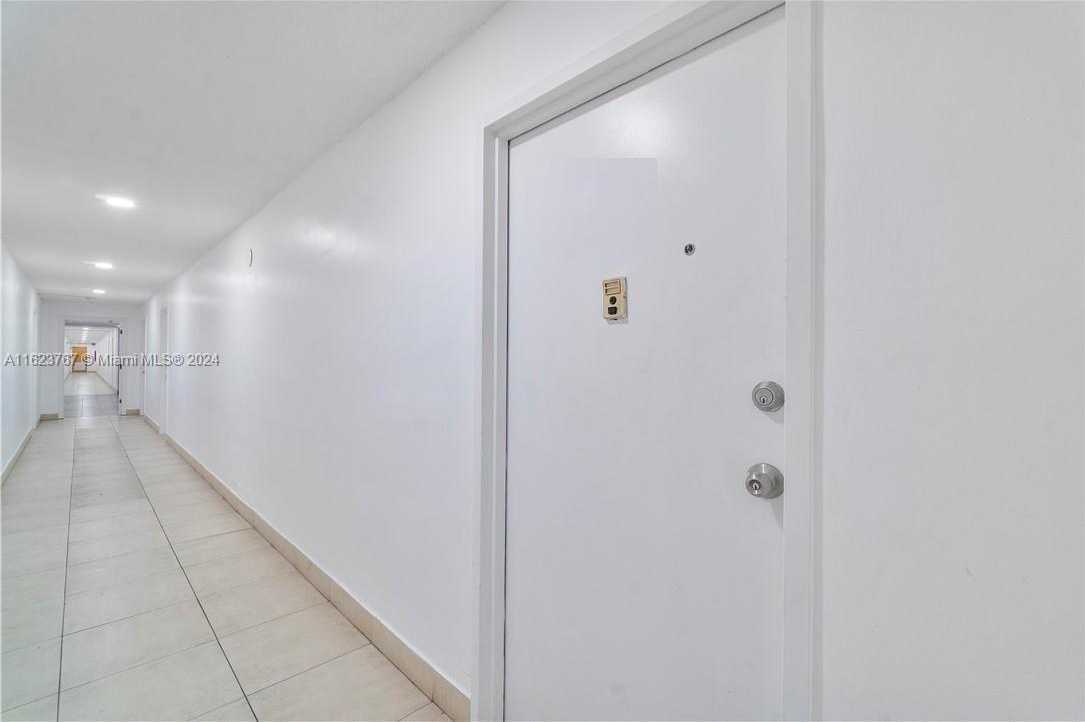 photo 3: 16800 NE 15 AV Unit 106, North Miami Beach FL 33162