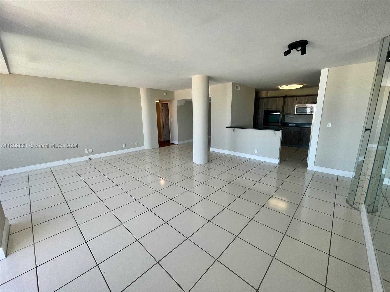 photo 3: 900 Bay Dr Unit 903, Miami Beach FL 33141