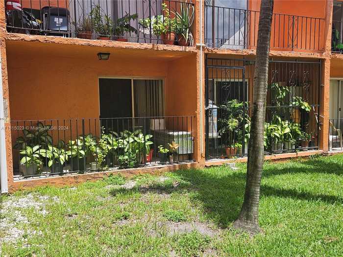 photo 2: 1300 W 47th Pl Unit 117, Hialeah FL 33012