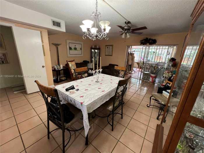 photo 2: 880 W 80th Pl, Hialeah FL 33014