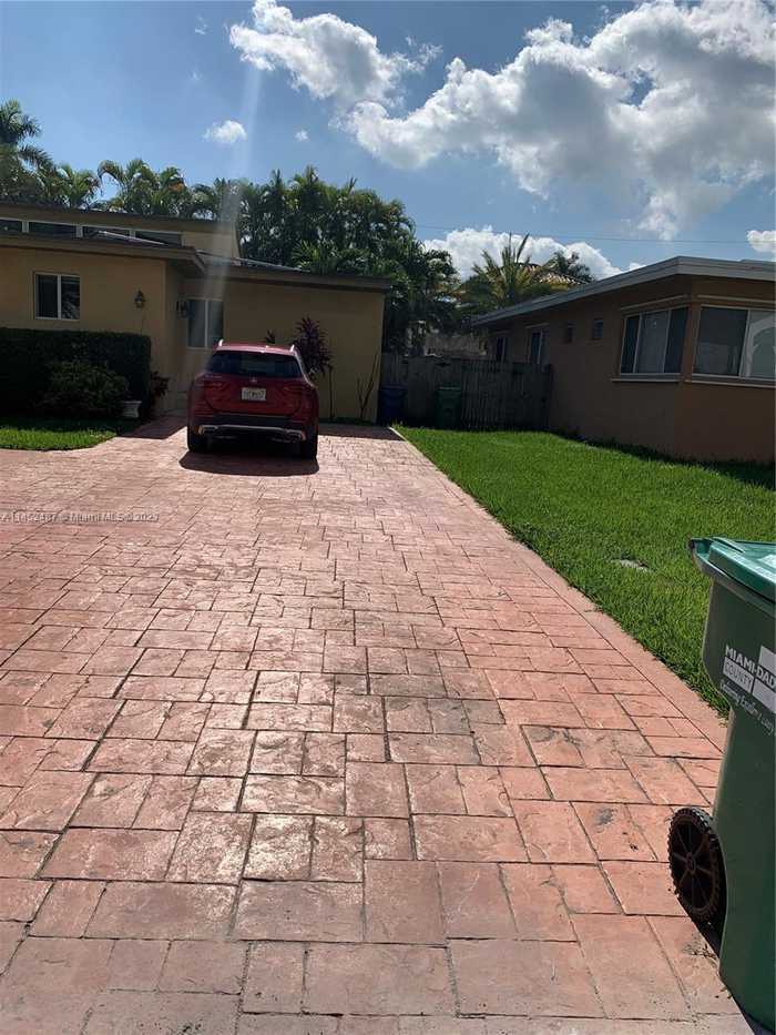 photo 2: 310 191st Ter, Sunny Isles Beach FL 33160