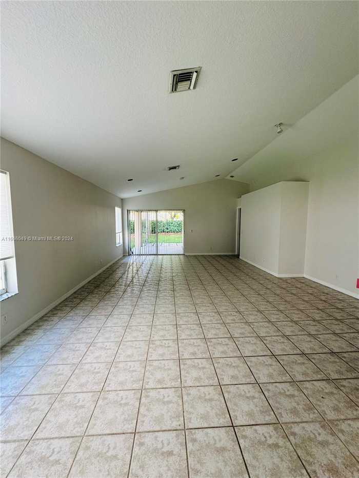 photo 10: 1560 Canary Island Dr, Weston FL 33327