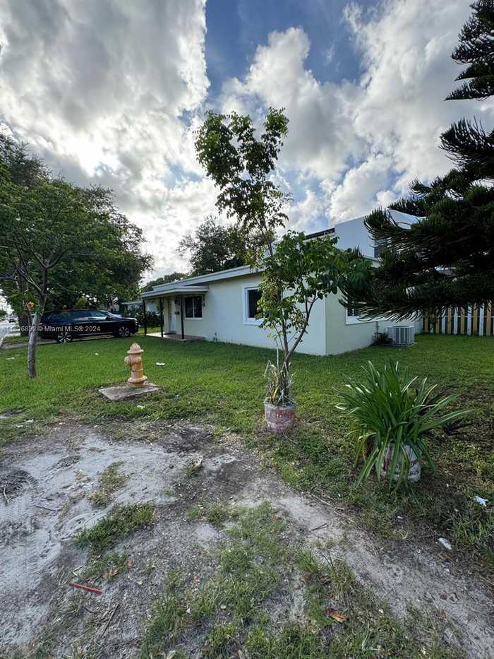 photo 1: 2355 NW 9th St, Miami FL 33125