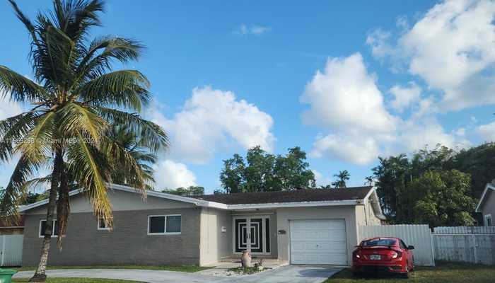 photo 1: 430 NE 145th St, Miami FL 33161