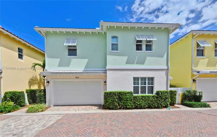 photo 1: 922 NE 17th Way, Fort Lauderdale FL 33304