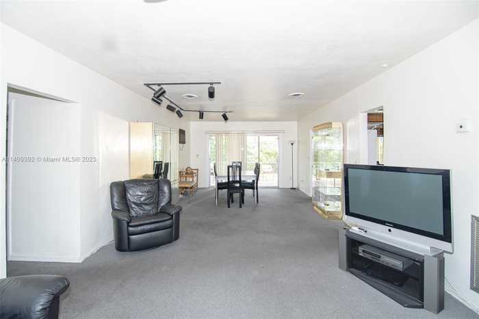 photo 12: 1050 NE 170th Ter, North Miami Beach FL 33162