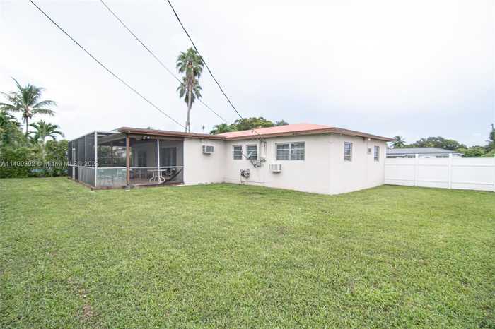 photo 2: 1050 NE 170th Ter, North Miami Beach FL 33162