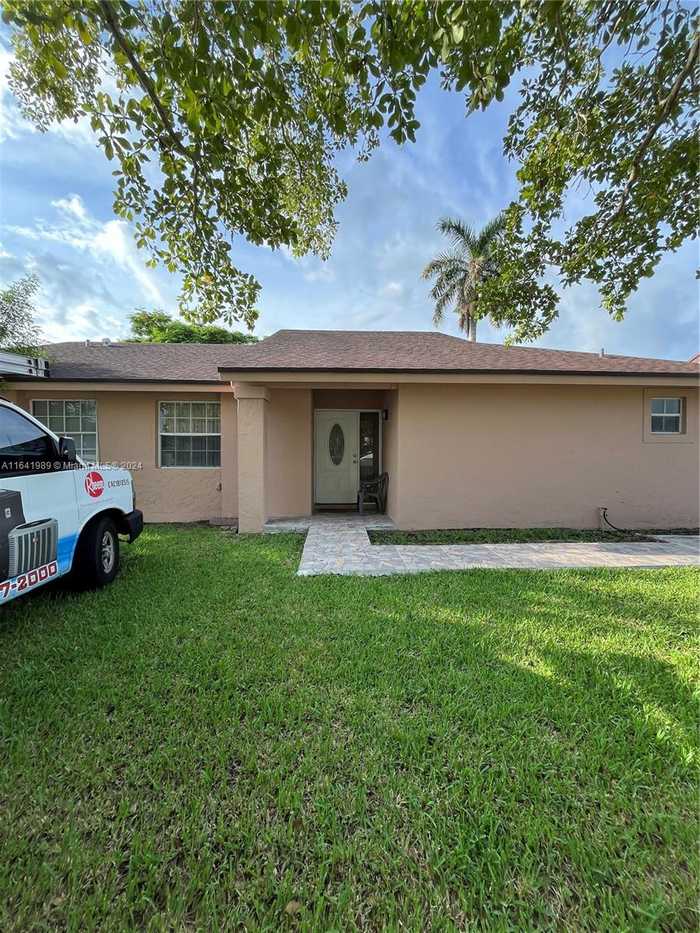 photo 1: 12224 SW 210th St, Miami FL 33177