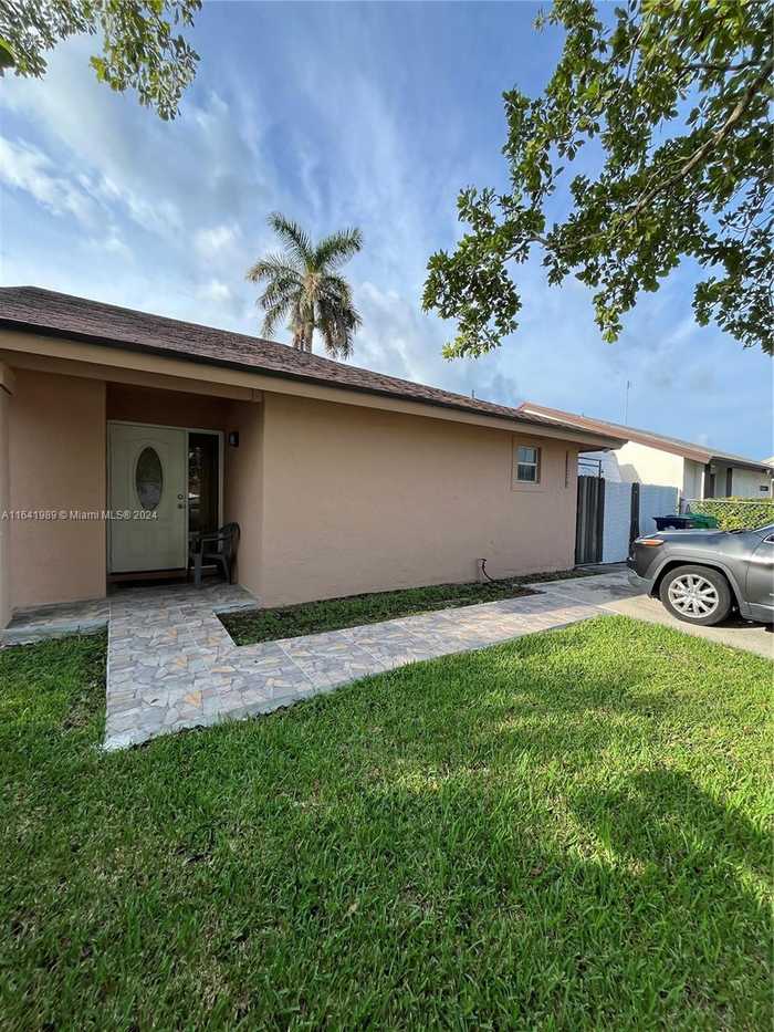 photo 2: 12224 SW 210th St, Miami FL 33177