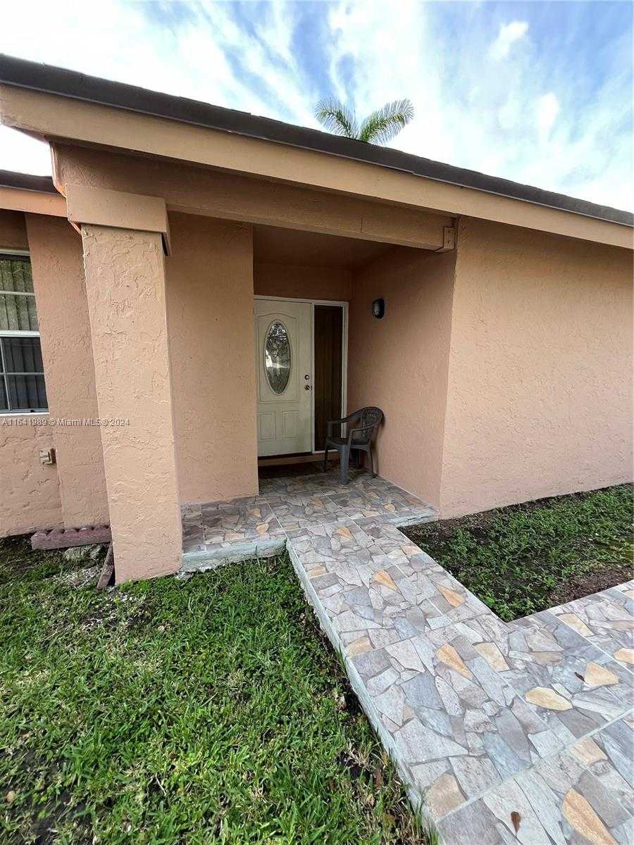 photo 3: 12224 SW 210th St, Miami FL 33177