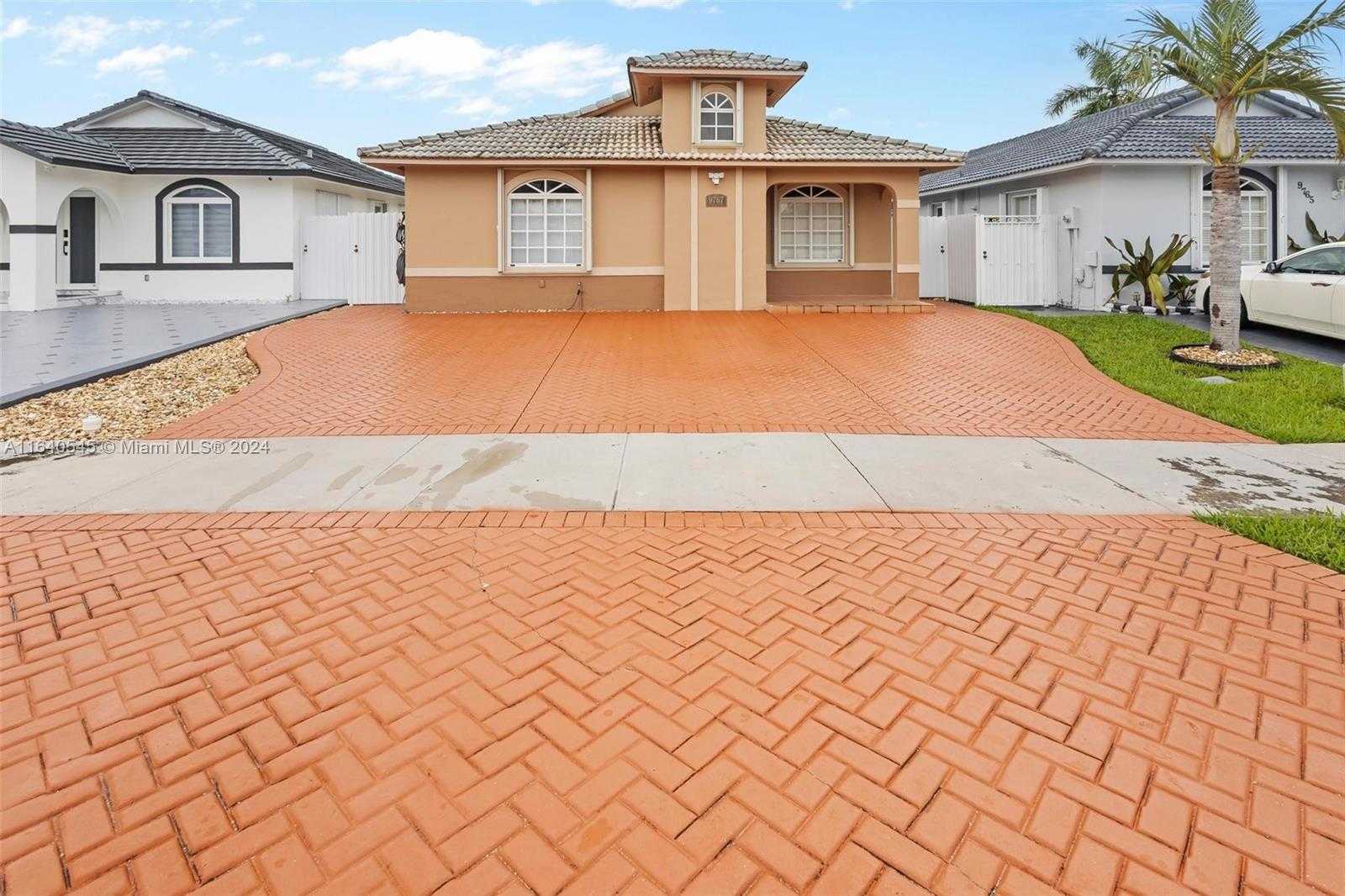 photo 1: 9767 NW 128th Ln, Hialeah Gardens FL 33018