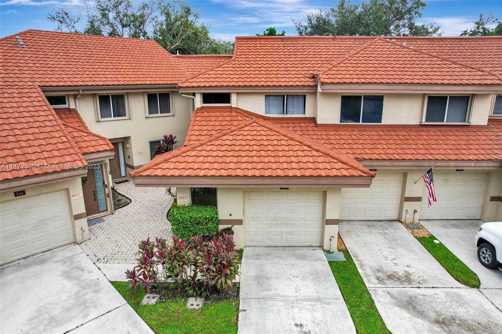 photo 1: 940 NW 92nd Ter Unit 940, Plantation FL 33324