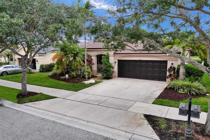 photo 1: 760 Tulip Cir, Weston FL 33327