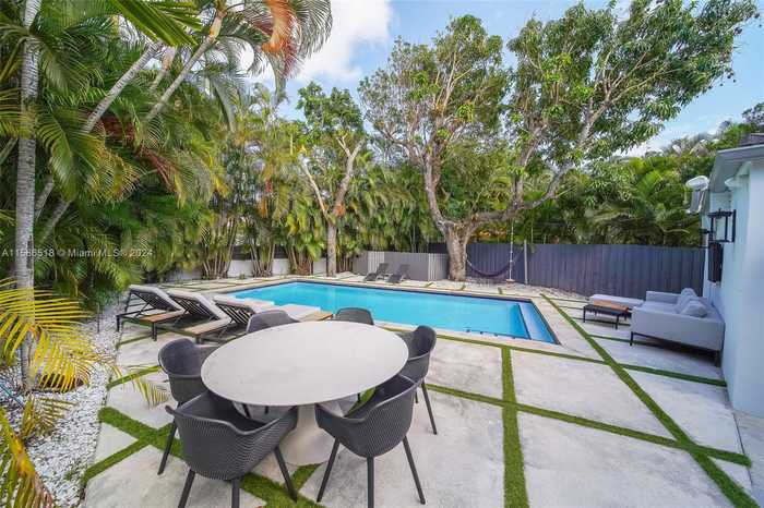 photo 2: 4361 Royal Palm Ave, Miami Beach FL 33140