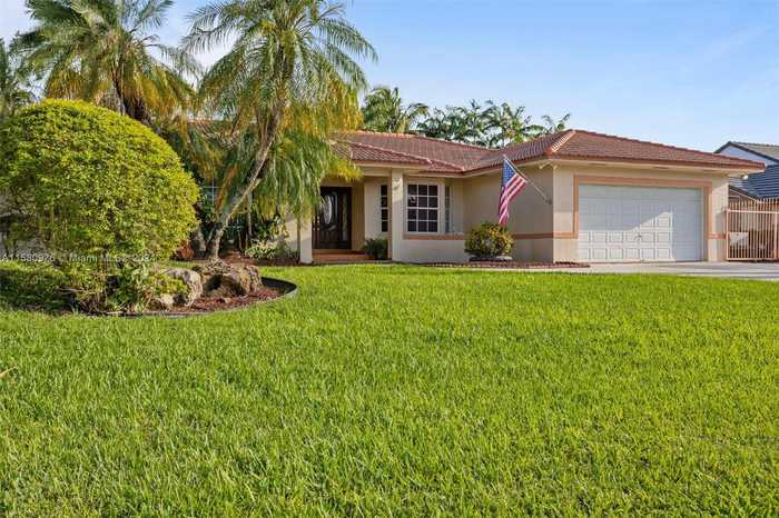 photo 1: 10440 NW 131st St, Hialeah Gardens FL 33018