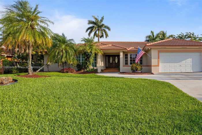 photo 2: 10440 NW 131st St, Hialeah Gardens FL 33018