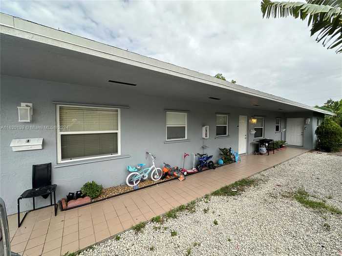 photo 2: 281 NW 43rd St, Oakland Park FL 33309