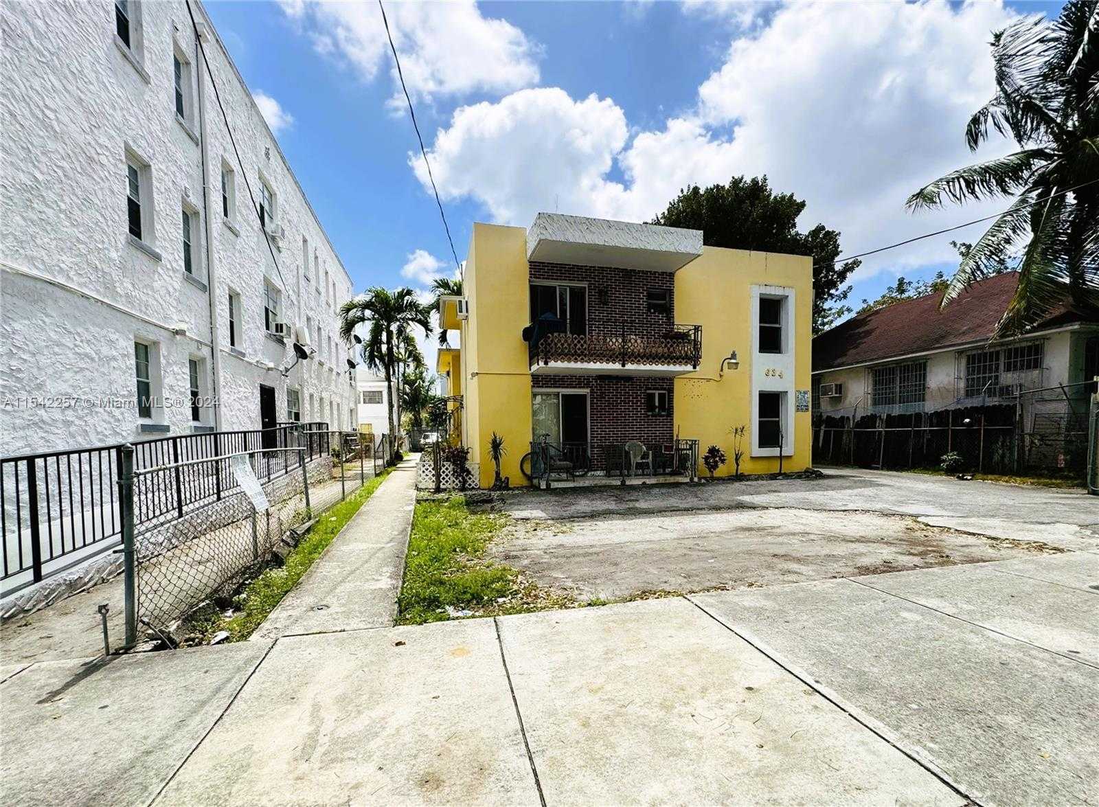 photo 3: 634 SW 2nd St, Miami FL 33130