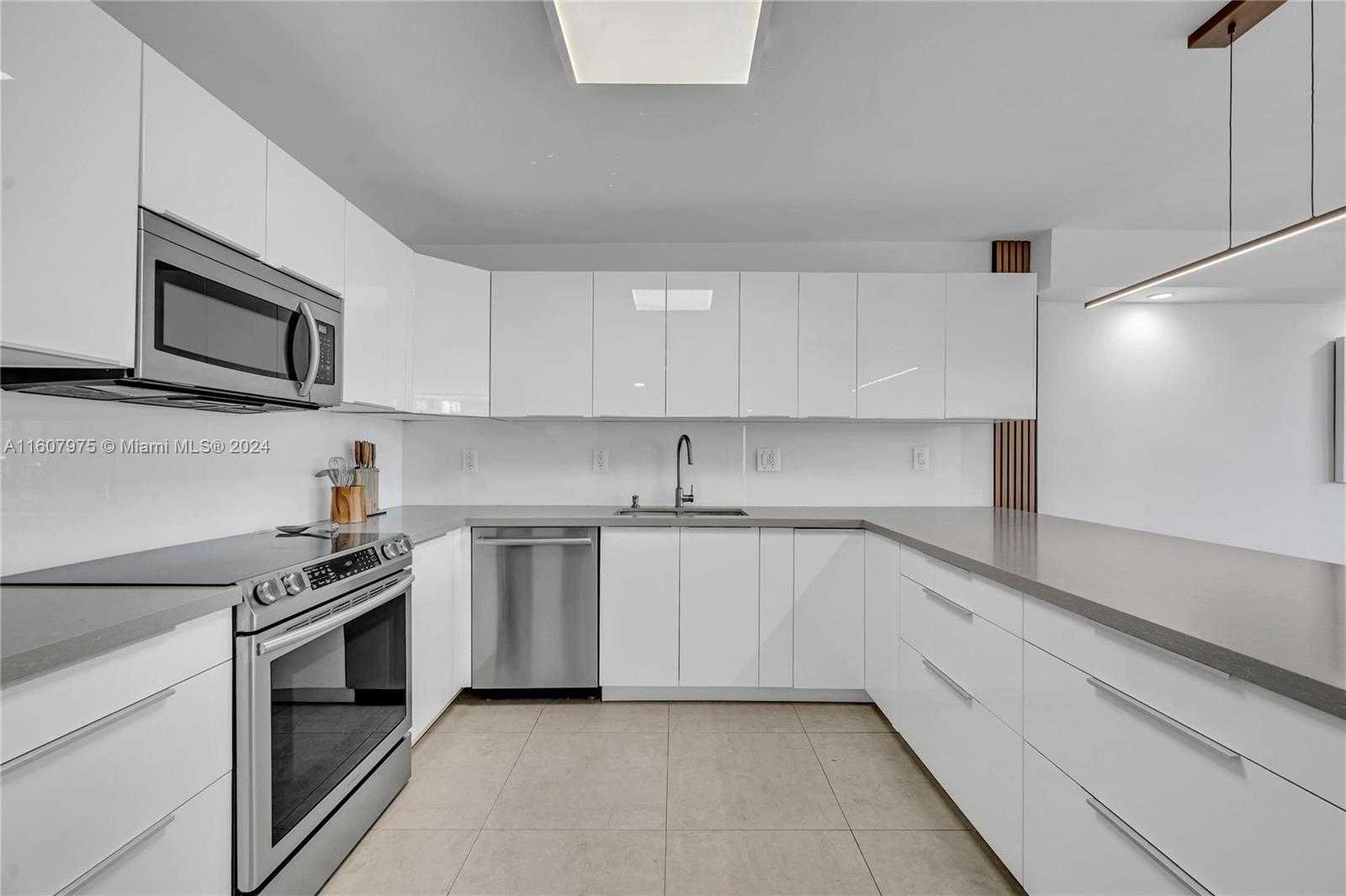 photo 3: 500 Three Islands Blvd Unit 118, Hallandale Beach FL 33009