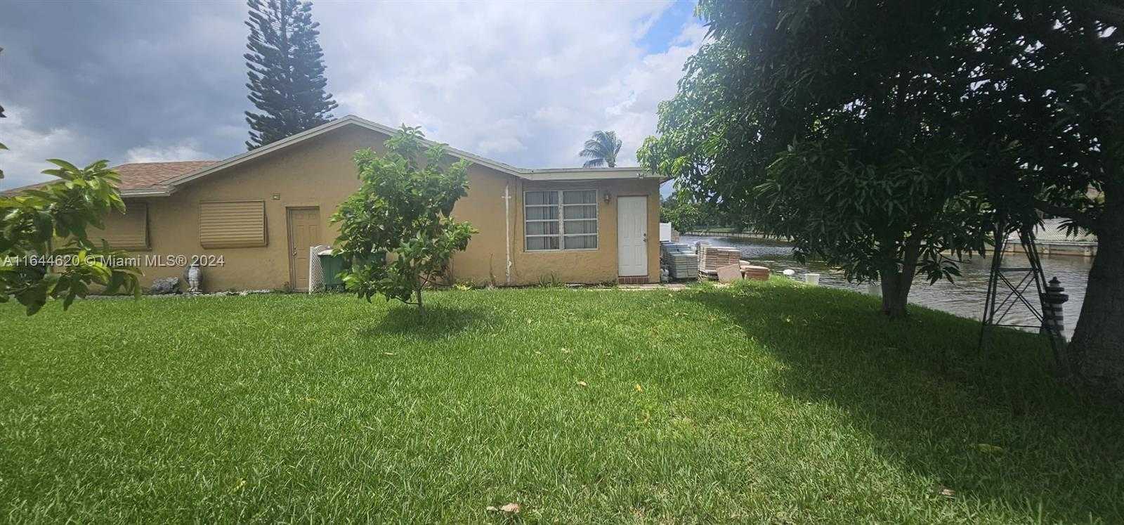 photo 3: 6605 NW 77th St, Tamarac FL 33321