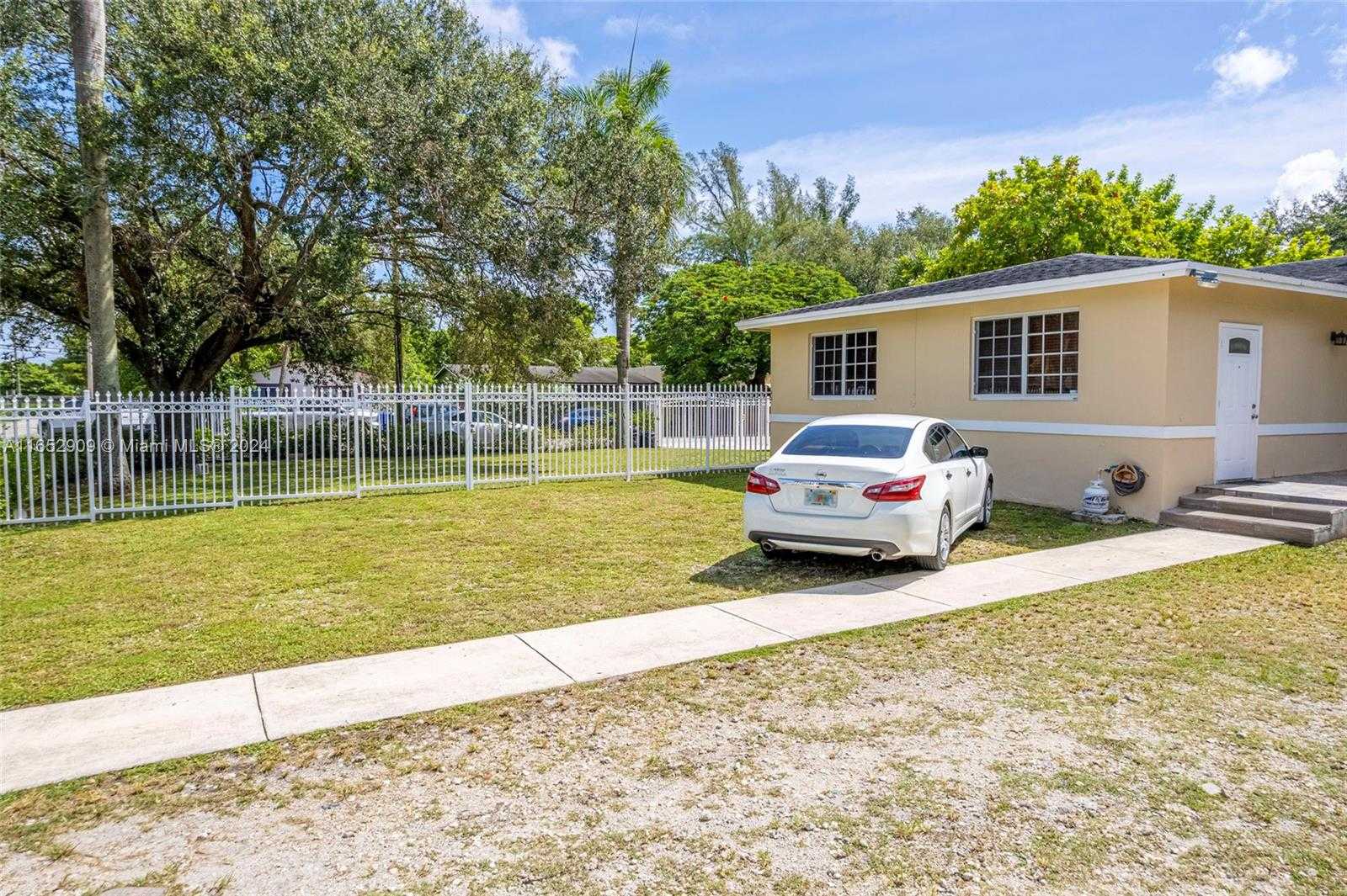 photo 3: 3725 NW 11th Ave, Miami FL 33127