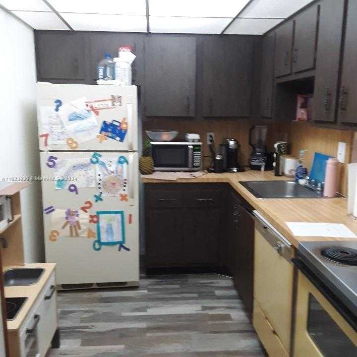 photo 1: 13707 Kendale Lakes Cir Unit PH2, Miami FL 33183