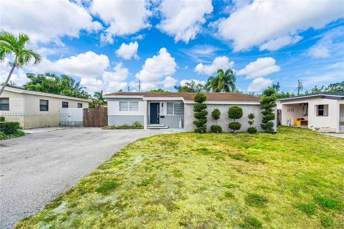 photo 1: 7031 SW 12th St, Pembroke Pines FL 33023