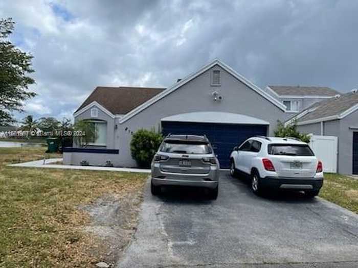 photo 1: 8125 NW 187th Ter, Hialeah FL 33015