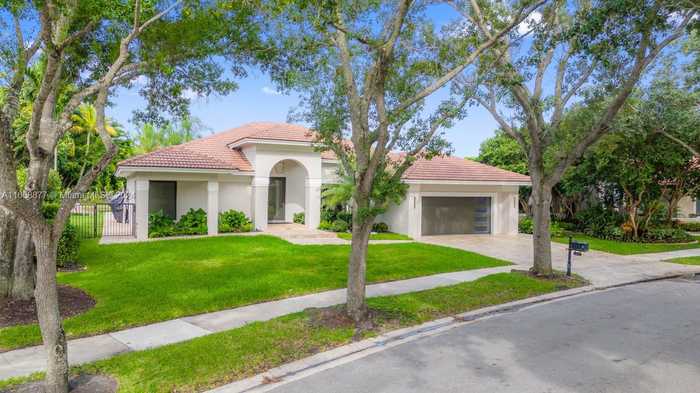 photo 2: 1045 Woodfall Ct, Weston FL 33326