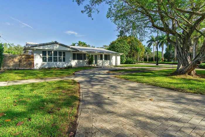 photo 1: 955 NE 98th St, Miami Shores FL 33138