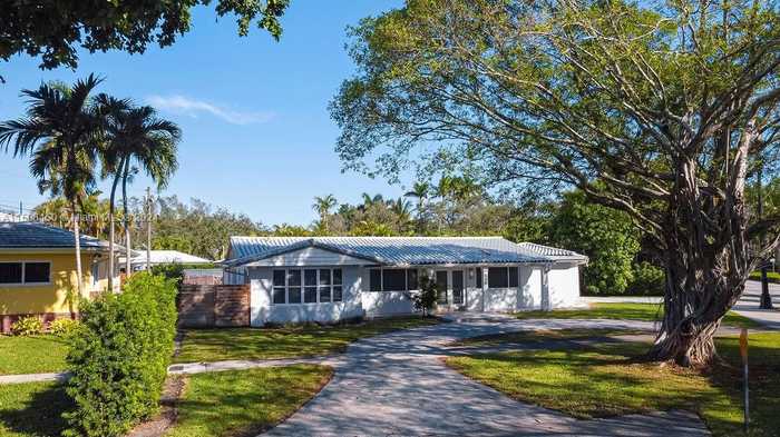 photo 2: 955 NE 98th St, Miami Shores FL 33138