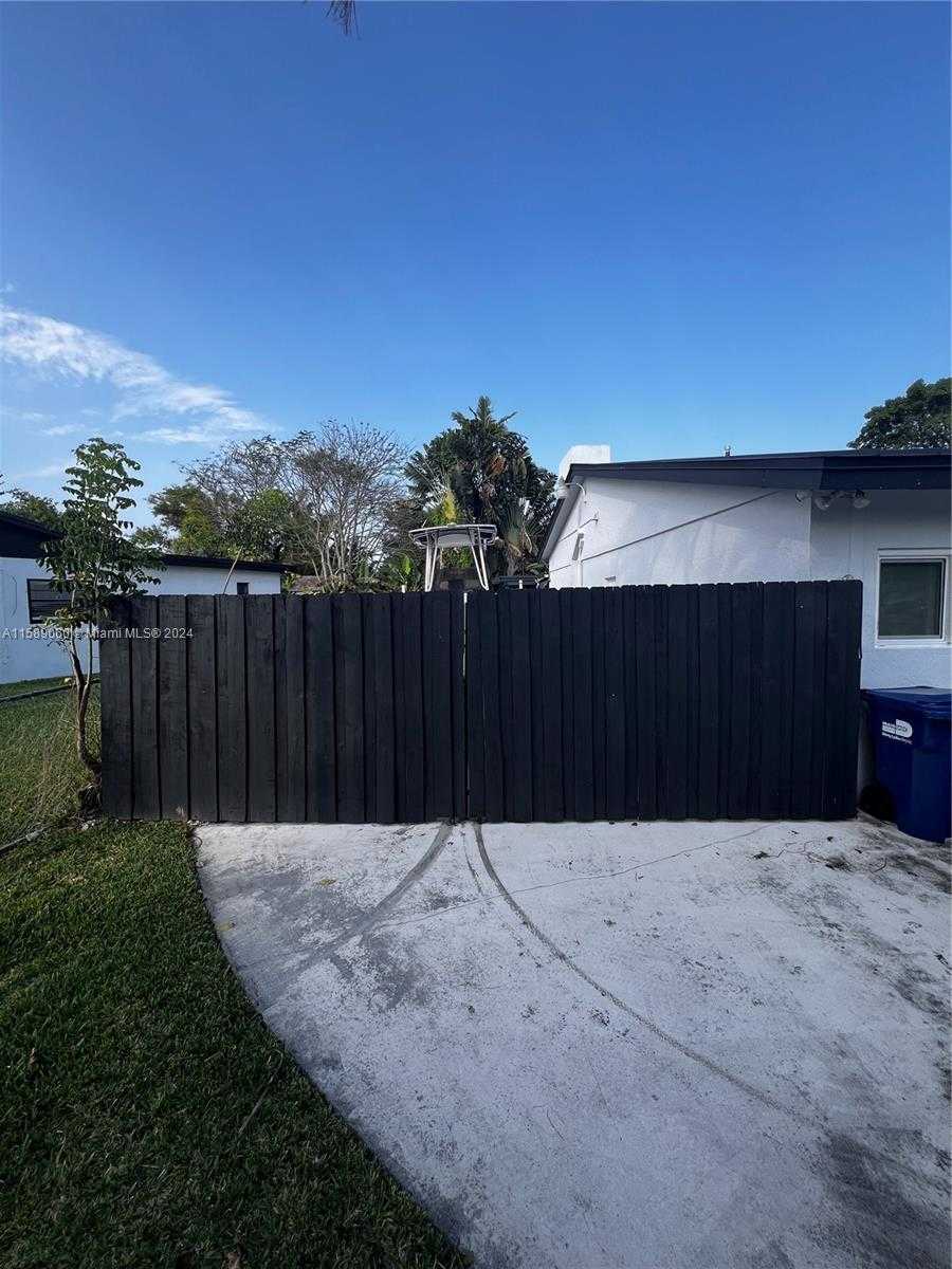 photo 2: 18531 SW 92nd Pl, Cutler Bay FL 33157