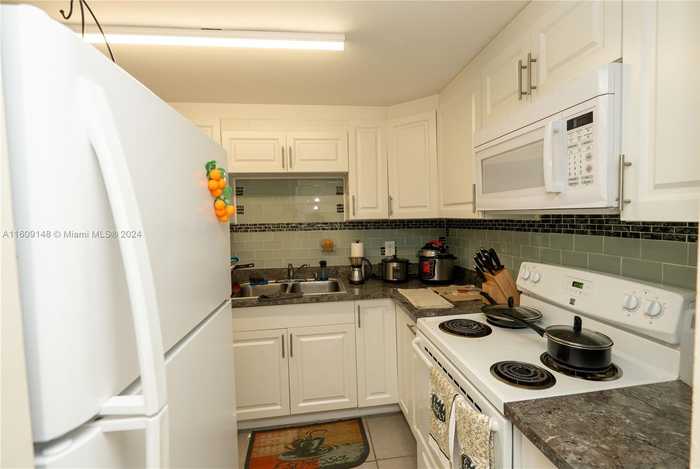 photo 3: 5050 NW 7th St Unit 403, Miami FL 33126