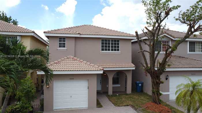 photo 2: 9440 NW 55th St, Sunrise FL 33351