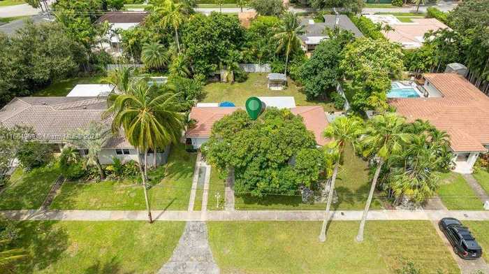 photo 2: 1285 NE 103rd St, Miami Shores FL 33138