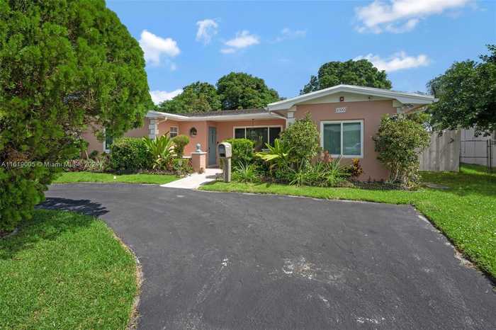 photo 2: 3700 NW 27th St, Lauderdale Lakes FL 33311