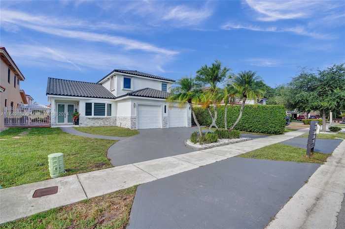 photo 2: 8765 NW 149th Ter, Miami Lakes FL 33018