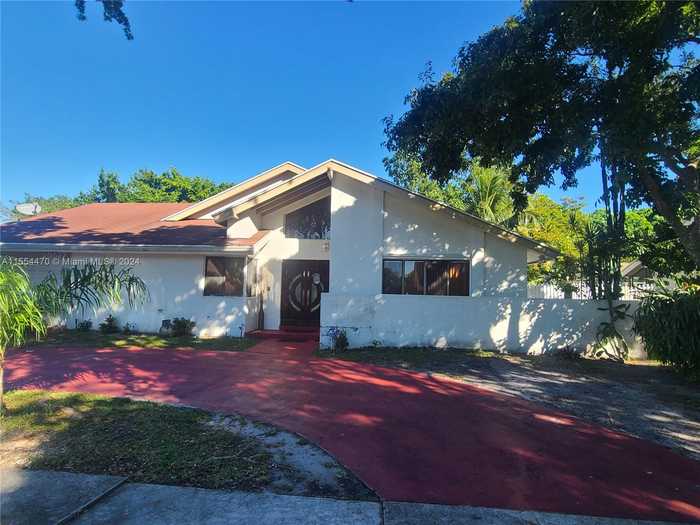 photo 1: 20527 NE 9th Pl, Miami FL 33179