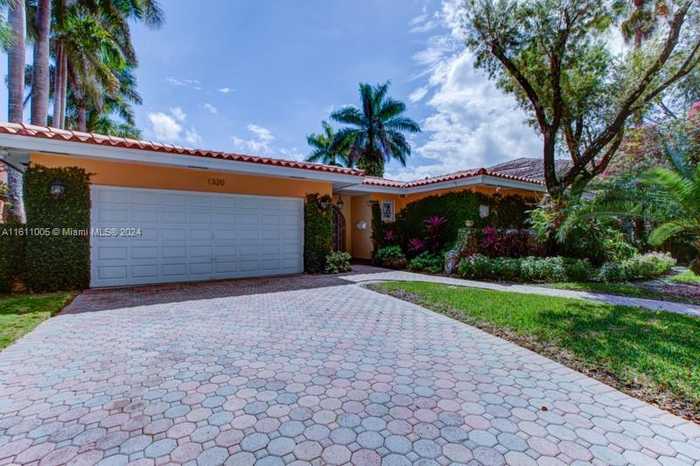 photo 1: 1320 S Alhambra Cir, Coral Gables FL 33134