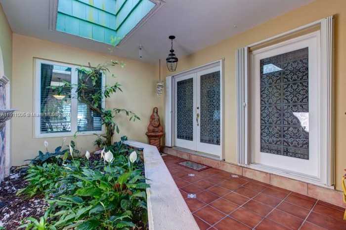 photo 2: 1320 S Alhambra Cir, Coral Gables FL 33134