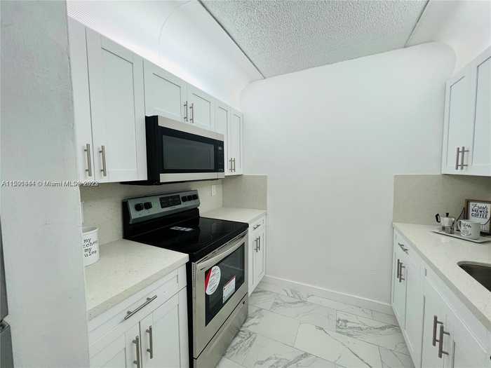 photo 2: 8260 SW 210th St Unit 220, Cutler Bay FL 33189