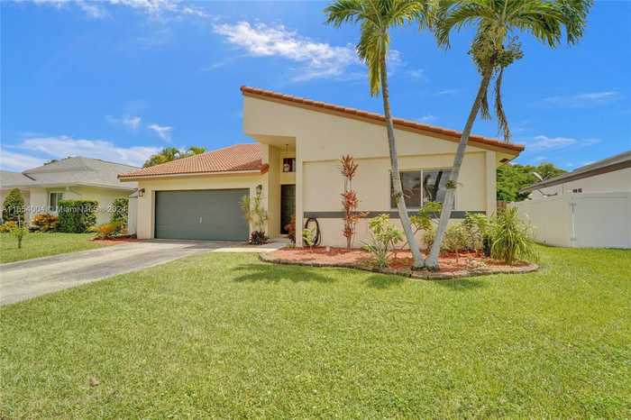 photo 1: 717 SE 3rd Ln, Dania Beach FL 33004