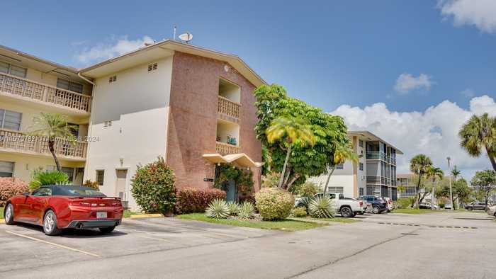 photo 2: 16801 NE 13th Ave Unit 202, Miami FL 33162