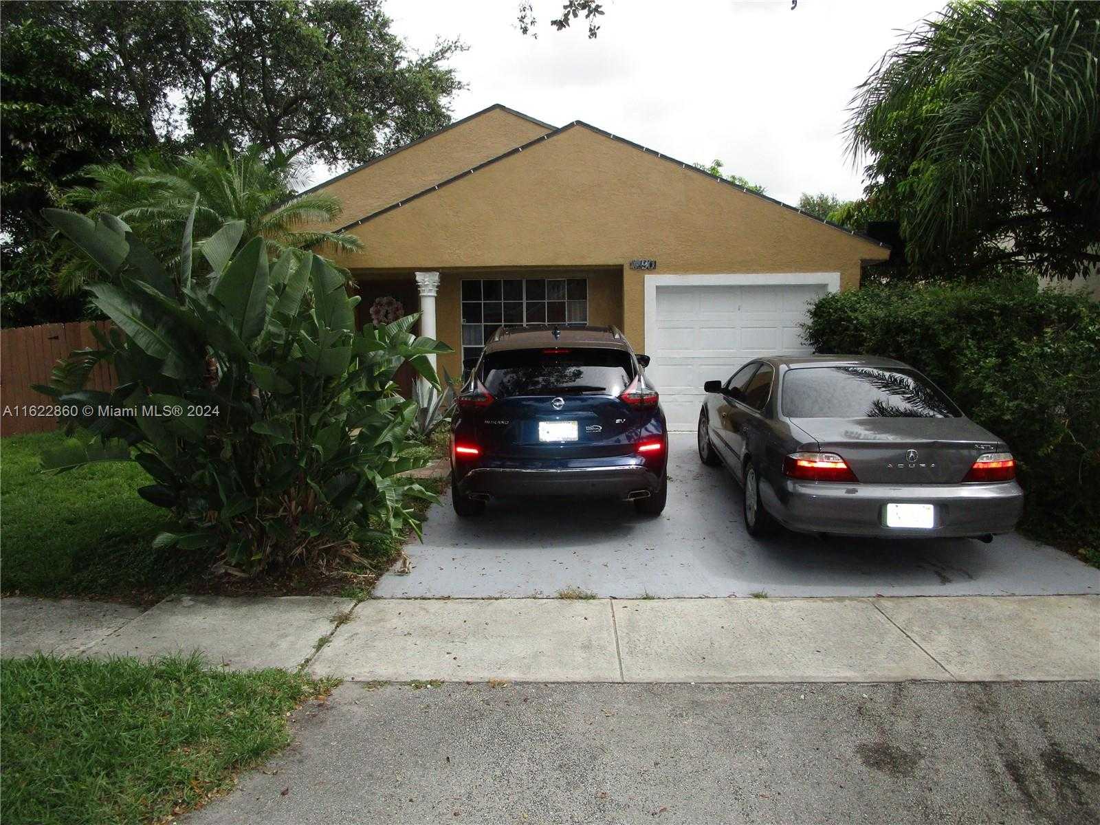 photo 2: 1490 SW 85th Ter, Pembroke Pines FL 33025